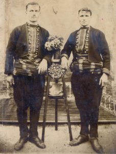 Νέοι με την παραδοσιακή φορεσιά των Πετρωτών Τριγώνου Ορεστιάδας τη δεκαετία του 1930 στην Κομοτηνή