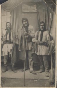 τρεις άντρες ντυμένους μασκαράδες στην περιοχή του Άργους, 1947-194